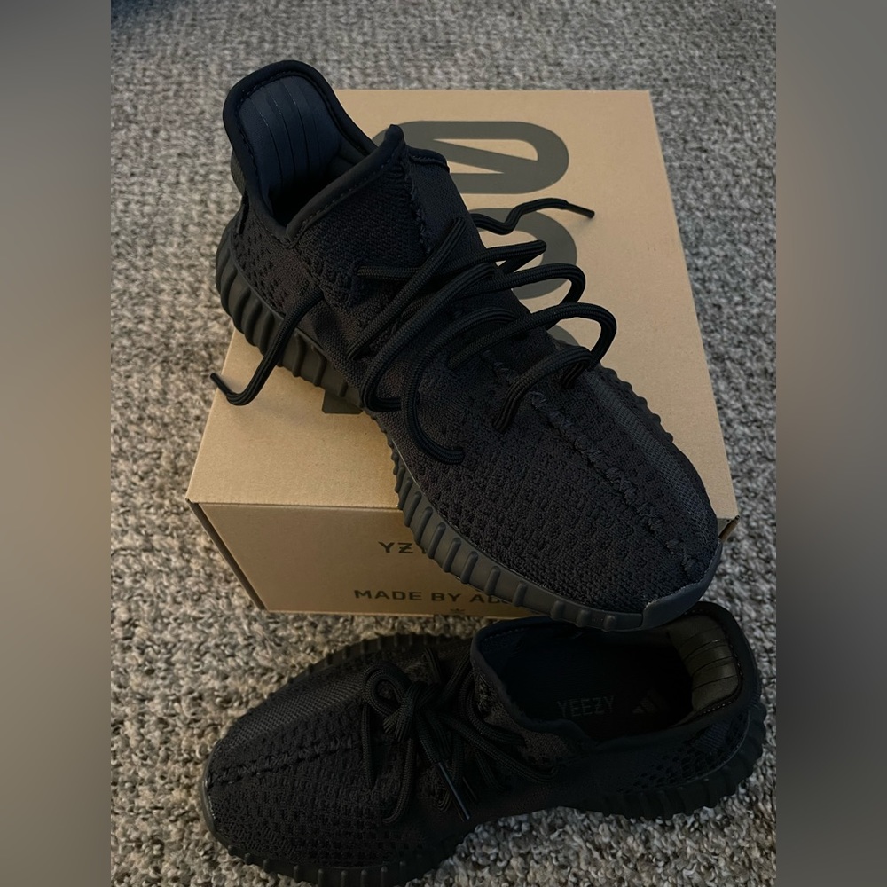 Onyx Yeezy boost 350 v2 Size:6.5mens